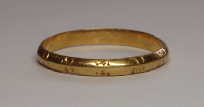 Plik:4th or early 15th century. 18mm diameter and triangular in section the hoop accommodates the inscription ' + GOD HELP AMEN' repeated on each side of the outer bevel.jpg.jpg