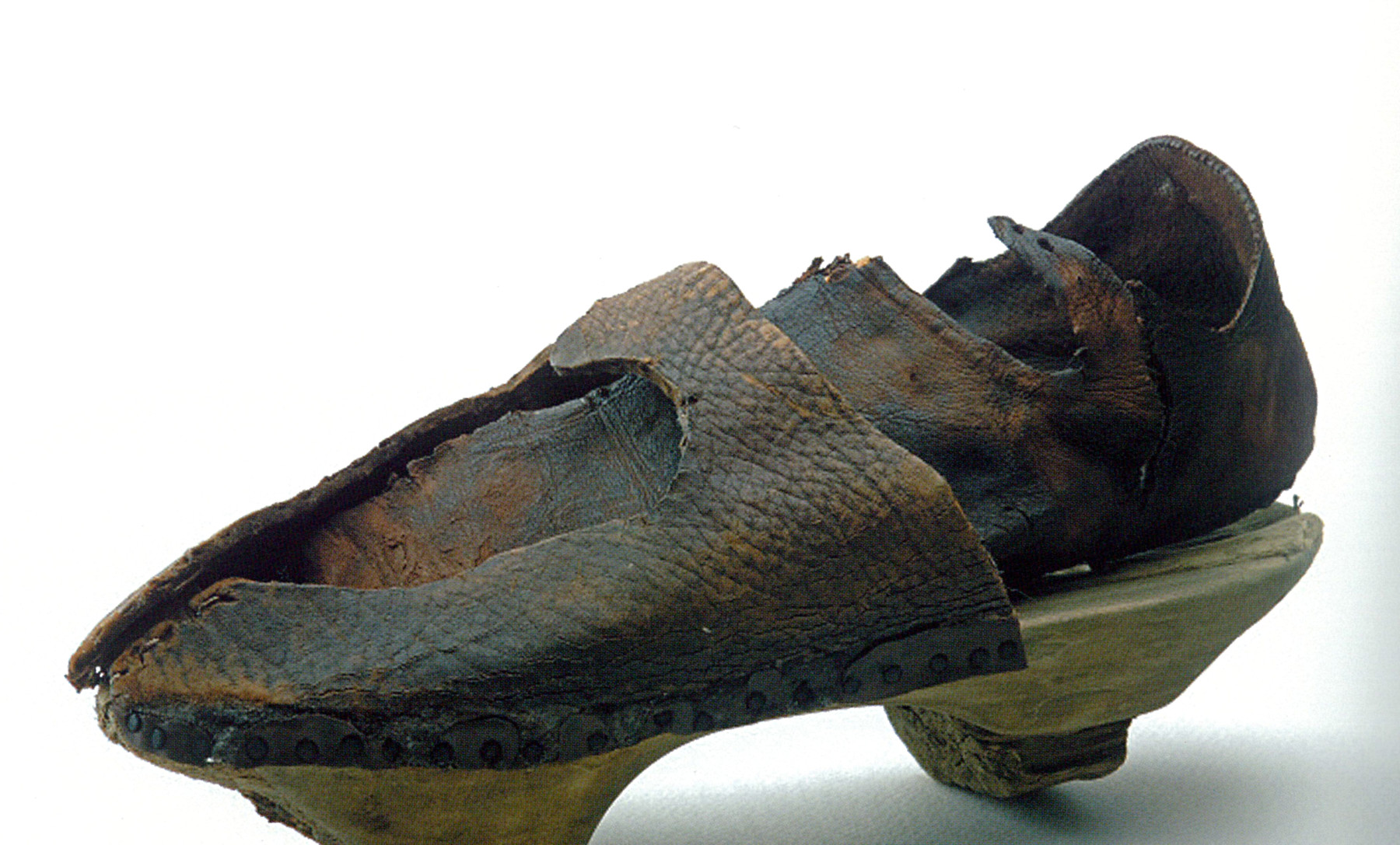 Средневековые туфли. Древняя обувь. Средневековая обувь. Обувь 15 века. Мужская обувь 15 века.